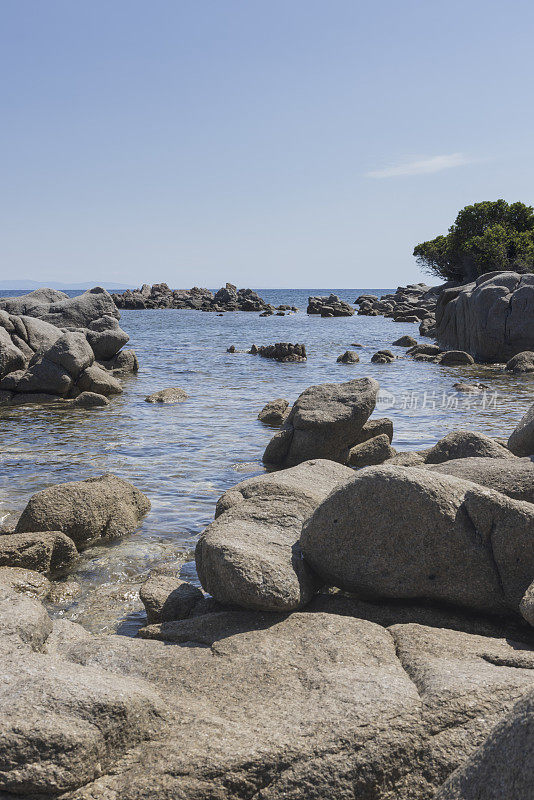 科西嘉岛Bonifacio附近的Plage de San Giovani岩石海岸线